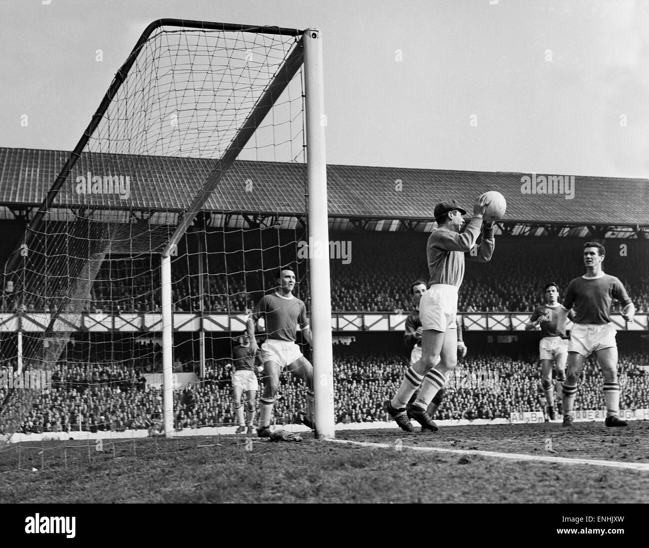 English League Division One corrispondono a Goodison Park. Everton 0 v Blackburn Rovers 0. Altrimenti la Blackburn keeper si arresta una testata da Vernon come Matt boschi ripari l'obiettivo. Il 6 aprile 1963. Foto Stock
