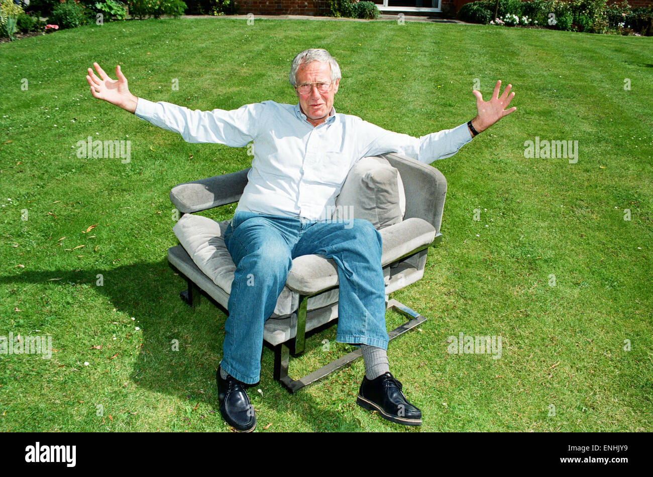 Barry Norman critico cinematografico visto qui nel giardino della sua Datchworth home con la sedia ha utilizzato per presentare il film della BBC programma di revisione su BBC1. Xxv Luglio 1997 Foto Stock