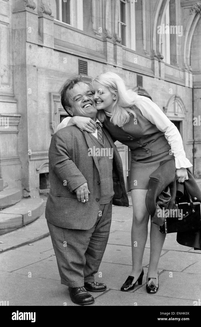 Tom Reynolds 52 & fidanzata Susan Morley 19, nella foto insieme al di fuori del Leicestershire assise corte, 18 novembre 1970. Foto Stock
