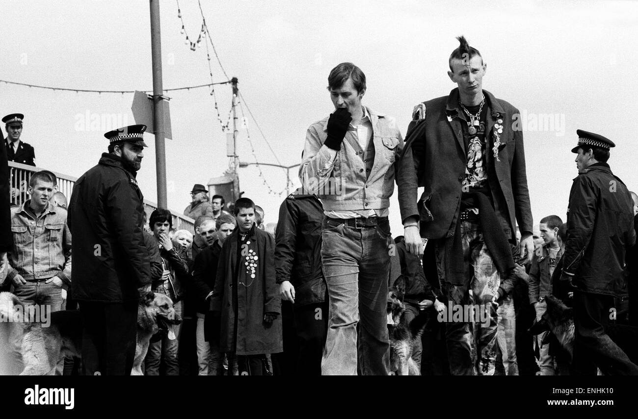 Skinheads causando problemi con la polizia a Southend. Il 12 aprile 1982 Foto Stock