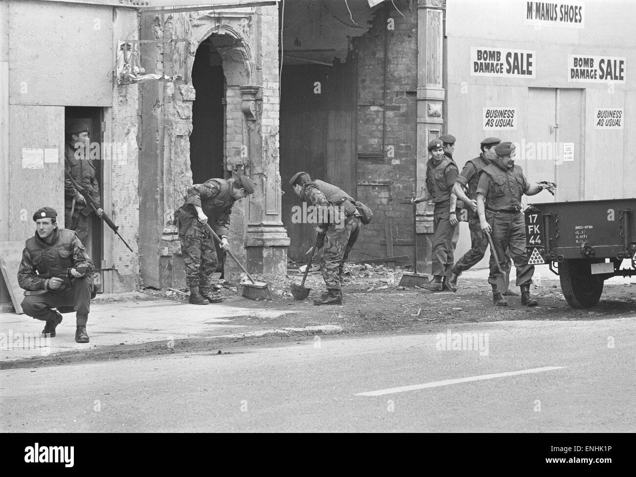 I soldati della guardia scozzese visto qui a spazzare le strade di Londonderry in seguito ad un'esplosione nel centro della citta'. 6 agosto 1972 Foto Stock