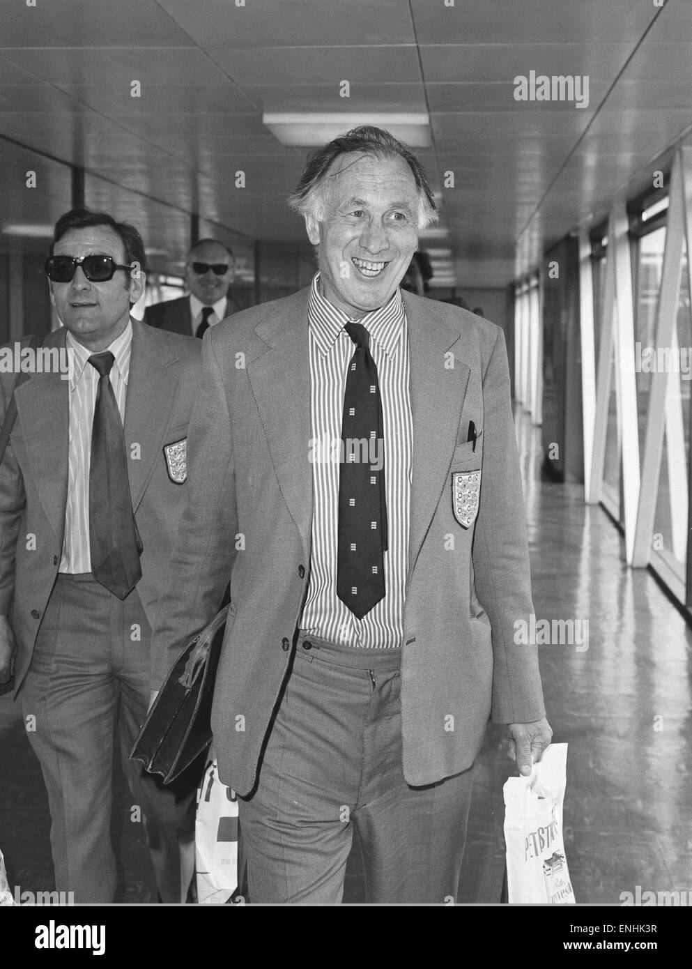 Inghilterra caretaker manager Joe Mercer raffigurato all aeroporto di Heathrow come la squadra dell'Inghilterra di ritorno da Belgrado seguendo il loro match contro la Jugoslavia in tour in Europa orientale. Il 6 giugno 1974. Foto Stock