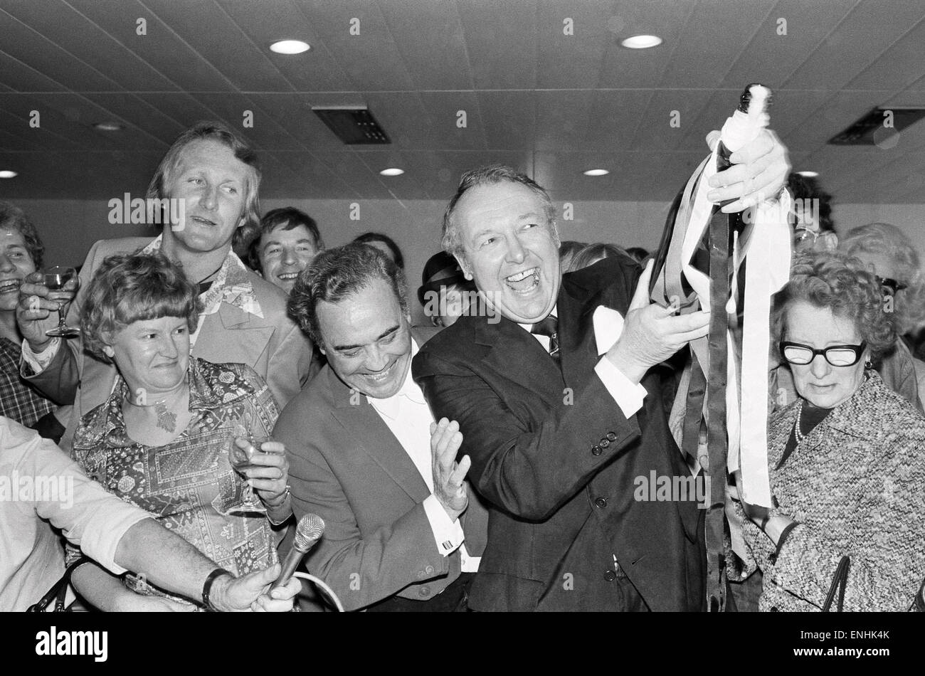Testa di Laker Airways Freddie Laker nell entusiasmo presso l' aeroporto di Gatwick il giorno del volo inaugurale del suo transatlantico servizio Skytrain dall'aeroporto Gatwick di Londra al JFK di New York. Il volo può ospitare 345 passeggeri e avrà un costo di £59 per un segno di spunta Foto Stock
