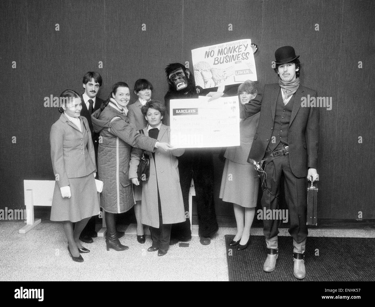 Il personale delle compagnie aeree da Laker Airways era a Londra con un uomo vestito come un ape per protestare contro l'arresto. 7 febbraio 1982. Foto Stock