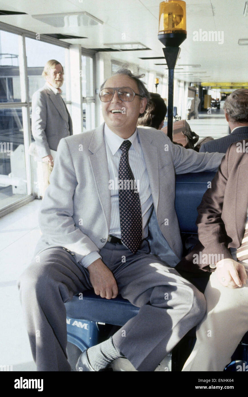 Freddie Laker nella foto che arrivano all'aeroporto di Heathrow di Londra. Il 22 novembre 1982. Foto Stock