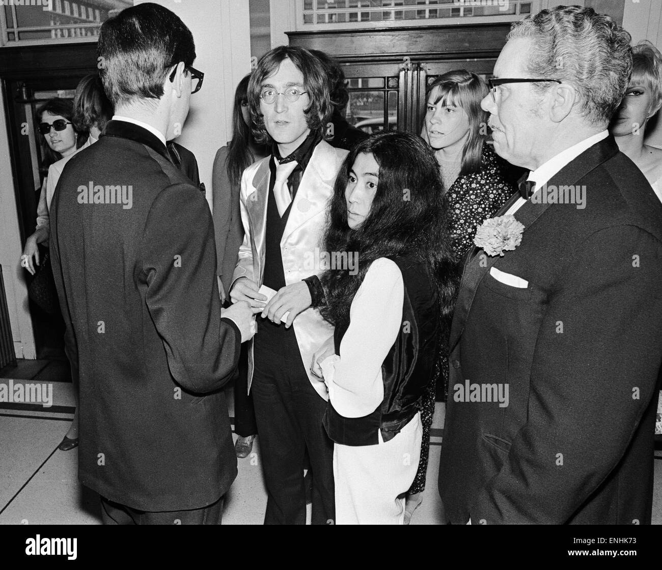 John Lennon e Yoko Ono sulla loro prima apparizione pubblica insieme hanno partecipato all'apertura del Teatro Nazionale di produzione nel suo scrivere diretto da Victor Spinetti a Londra. Foto Stock