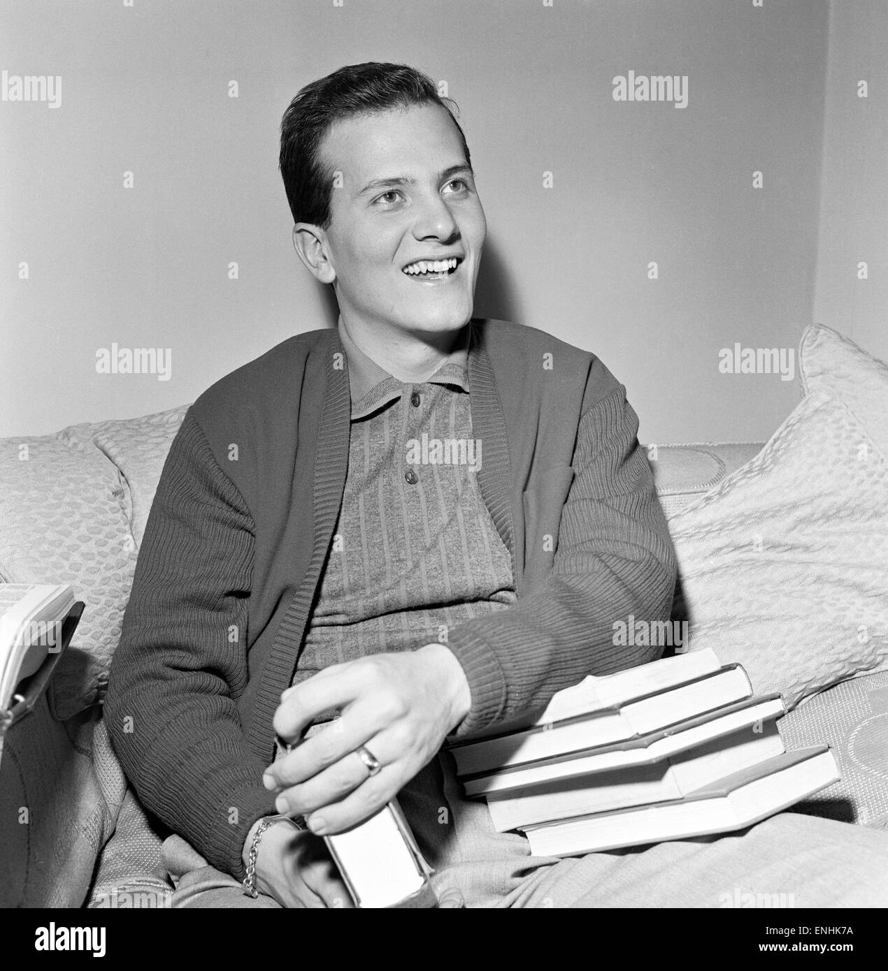 Pat Boone 22, cantante americana, attore, scrittore e studente ha venduto oltre 14,000,000record in due anni ha recentemente arrivati nel Regno Unito per una serie di programmi televisivi e la varietà fidanzamenti. foto di mercoledì 26 dicembre 1956. Foto Stock