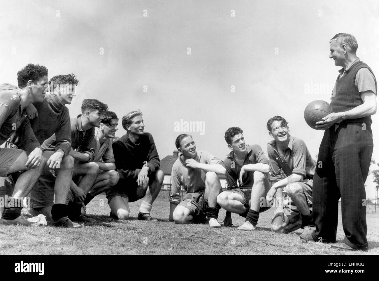 Everton giocatori nella foto con coach Harry Cooke durante una sessione di formazione. Everton giocatori da sinistra a destra: Harry Leyland, Jimmy O'Neill, Joe Easthope, John Parker, Dave Hickson, John Sutherland, Tony McNamara e Jimmy Harris. Il 9 agosto 1950. Foto Stock