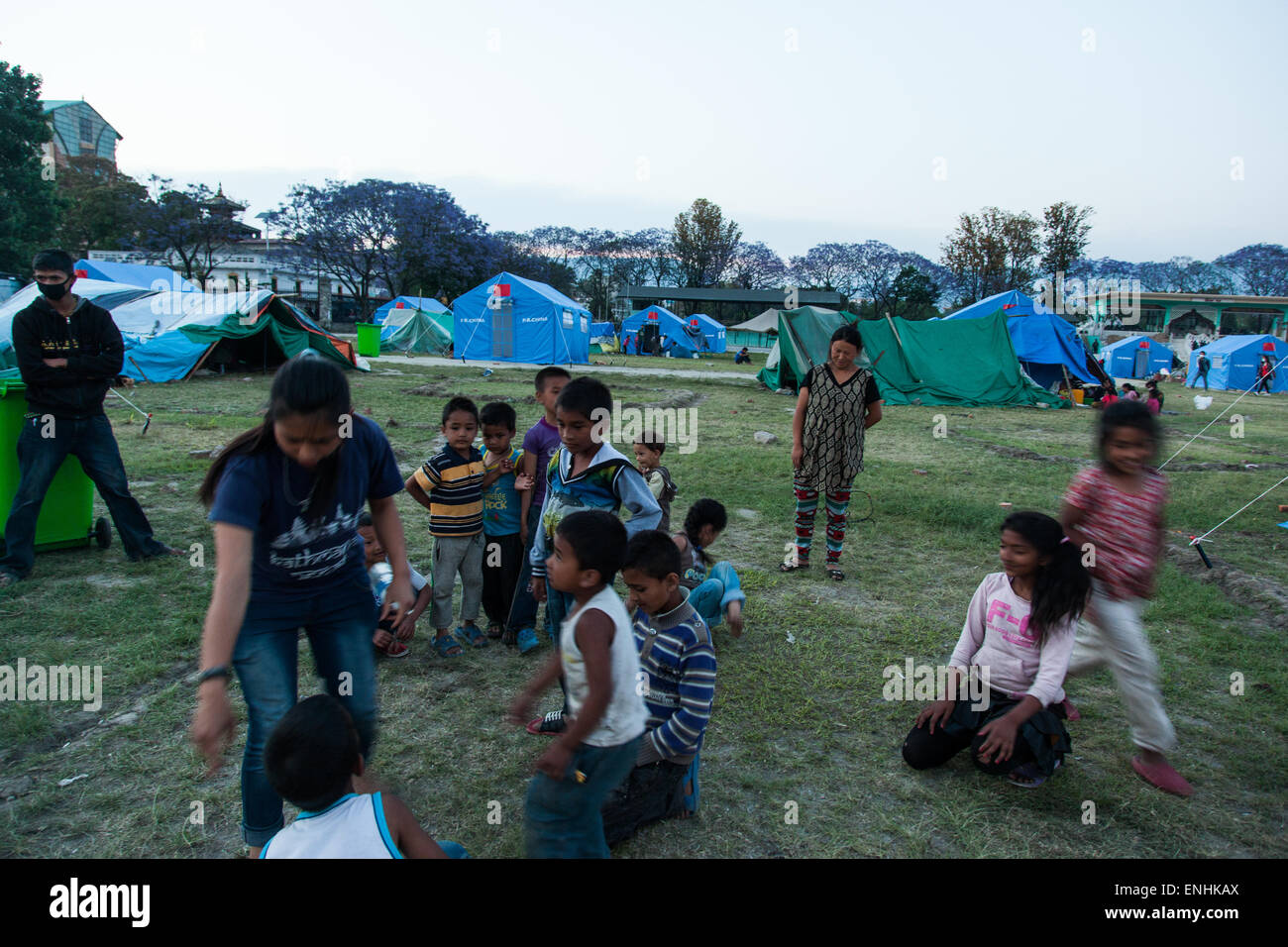 Tundikhel, Kathmandu, Nepal. Il 4 maggio, 2015. Le vittime del terremoto in una coda di alimentare in corrispondenza di un rilievo camp in Tundikhel, Kathmandu, Nepal lunedì 4 maggio 201 Credito: © abhishek bali/Alamy Live News Foto Stock