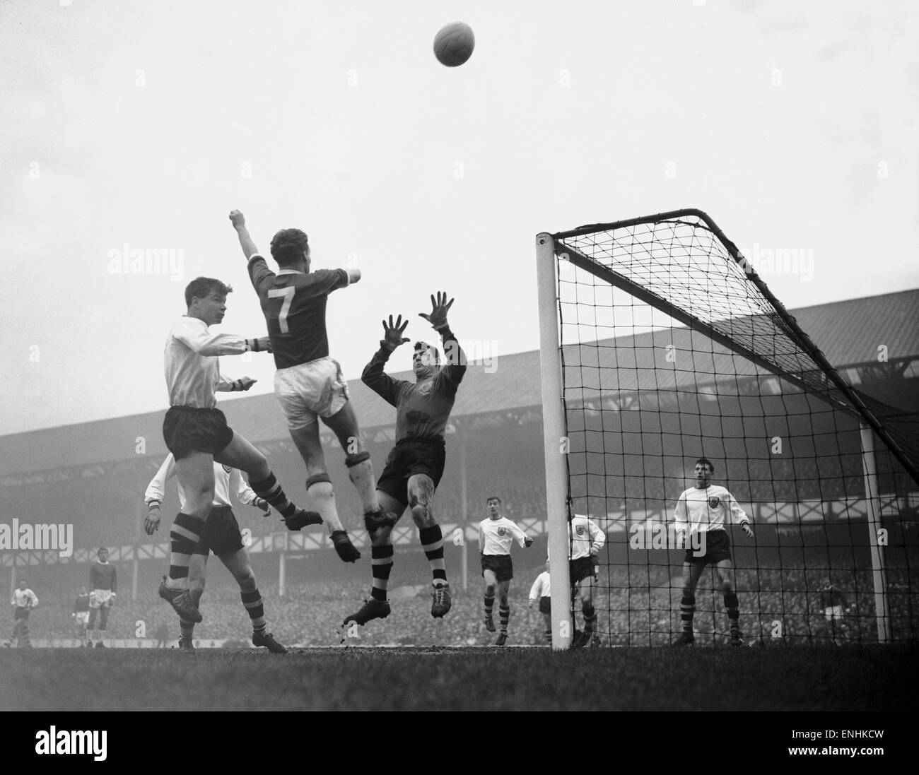 English League Division One corrispondono a Goodison Park. Everton 2 v Burnley 2. Bingham di Everton vince una testata da una croce da Lill, sfidati da Elder e custode Blacklaw. Non c'era nessuno nella casella per terminare il suo cenno in tutta la zona. Il 10 febbraio 1962. Foto Stock