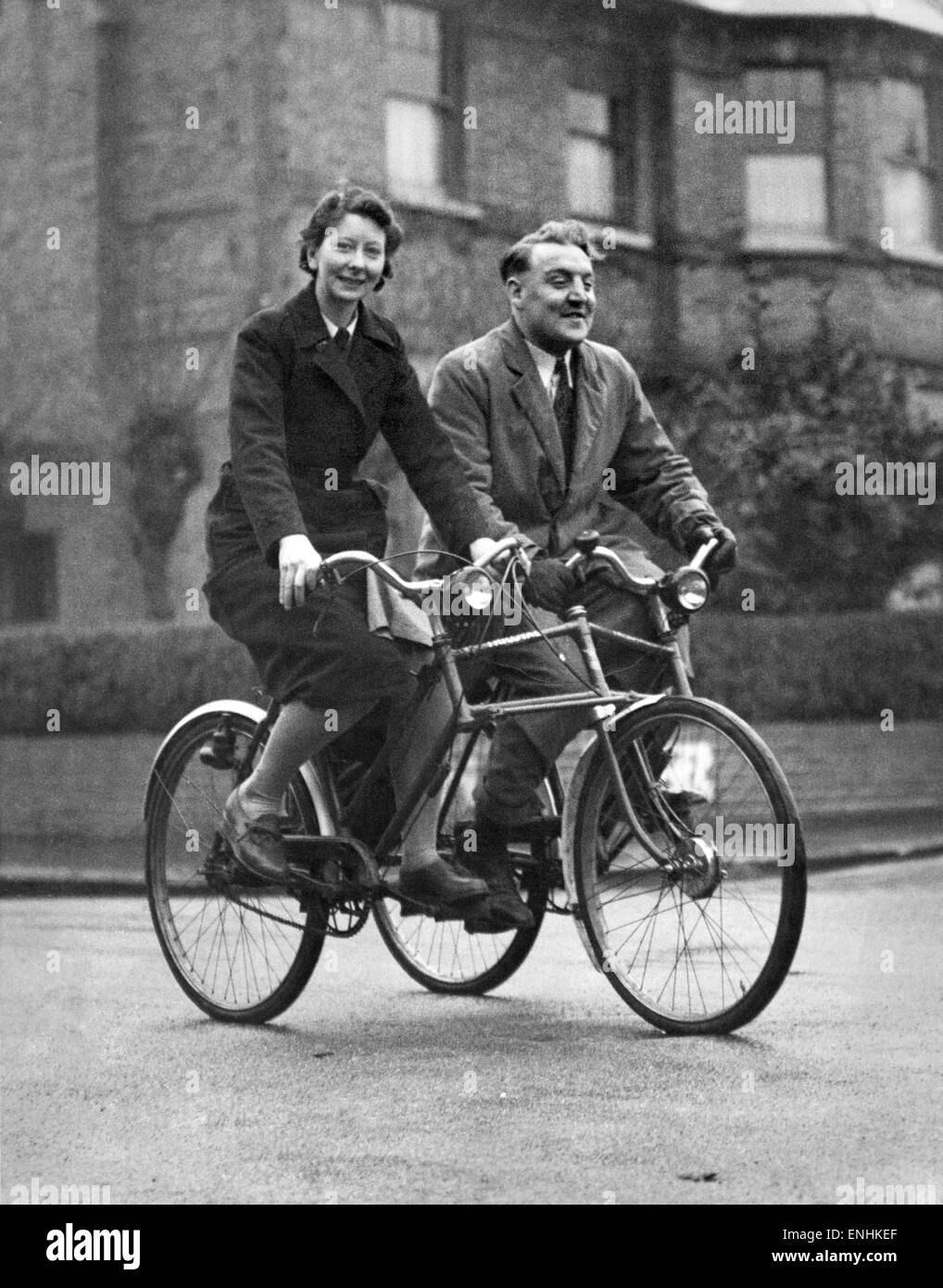 Trasporto: cicli: Blind mans triciclo. Il sig. e la Sig.ra Mervyn Milsted sulla loro triciclo che ws progettati appositamente per lui. Egli fa il suo giro come un sintonizzatore di piano di questo ciclo. Sua moglie ha il controllo completo sul triciclo. Novembre 1946. Foto Stock