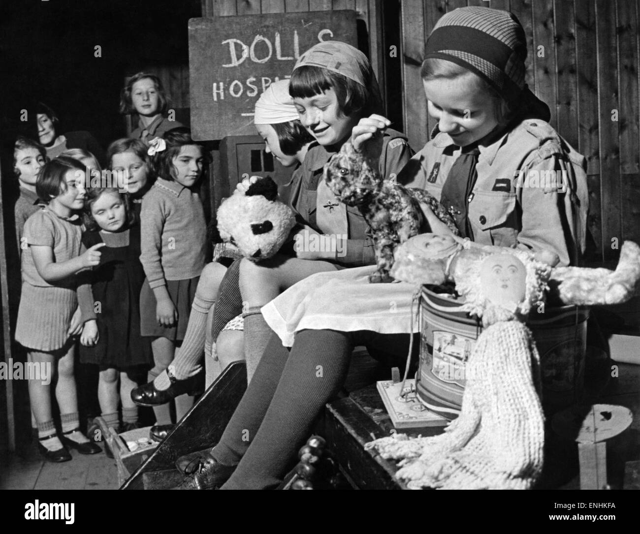 Un giocattolo per ogni bambino in questo villaggio, da un Ospedale delle bambole. Stella West, Paddy marrone, e Gwen Lidbetter- tre ragazze del villaggio di Storrington, Sussex, stanno lavorando sodo per fare questo. Attici e loft sono stati ricercati per vecchie rotture di giocattoli e bambole e il Foto Stock