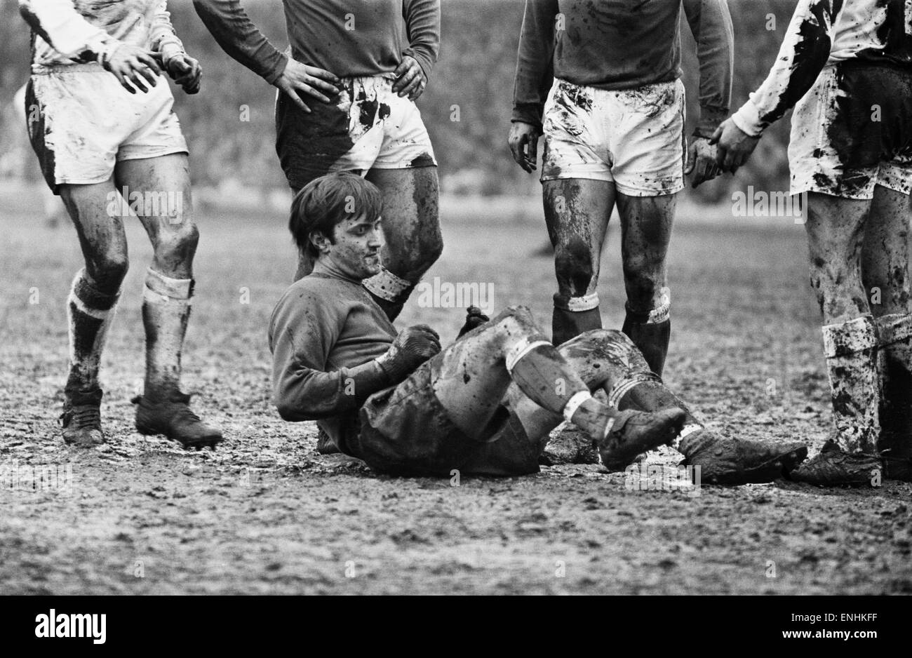 English League Division One corrispondono a Elland Road. Leeds United 4 v Everton 1. Feriti Everton portiere Andy Rankin infermieri la sua mano dopo il salvataggio ai piedi di Pietro Lorimer. Il 16 aprile 1966. Foto Stock