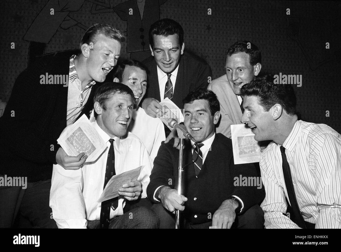 Everton Calcio giocatori il taglio di un disco. Lasciare a destra: Jimmy Gabriel, Jimmy Harris, Dennis Stevens, Alex Parker, Alex Scott, marrone sabbia e Brian Labone. Il 4 ottobre 1964. Foto Stock