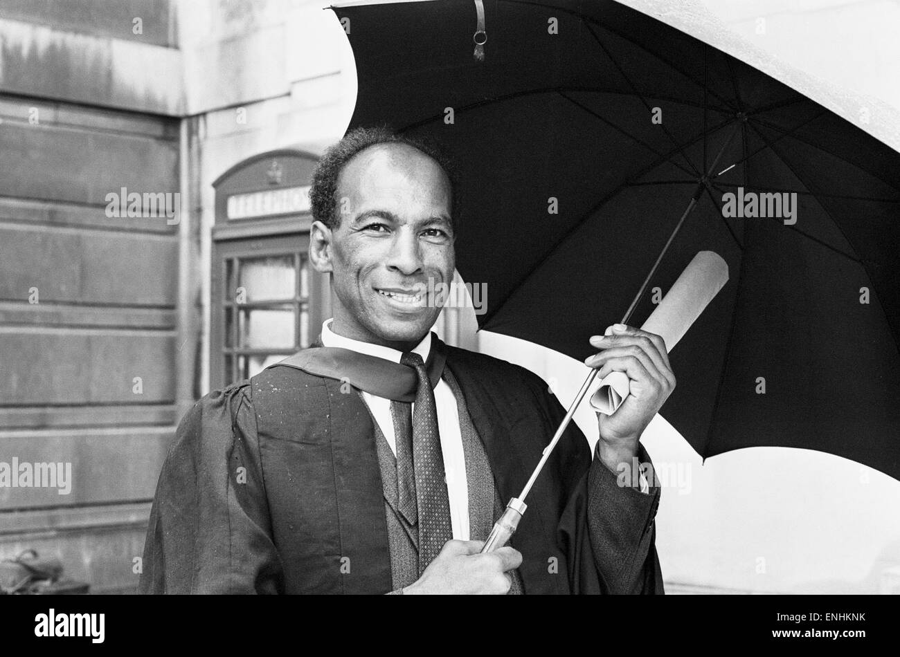 Cec Thompson (39), ex Gran Bretagna e Irlanda professional Rugby League player, nella foto dopo aver ricevuto la Laurea in Economia presso l'Università di Leeds, luglio 1968. Foto Stock