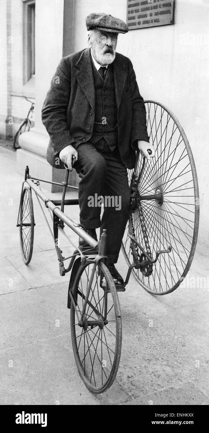Un inizio da del triciclo. Con l'aggiunta di un altro grande ruota potrebbe essere fatto per portare un'altra persona. Marzo 1954. Foto Stock