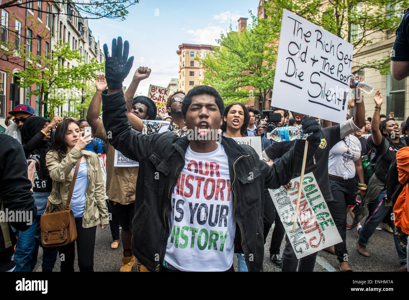 Manifestanti marciano in reazione alla morte di Freddie grigio in downtown Baltimore, Maryland Foto Stock