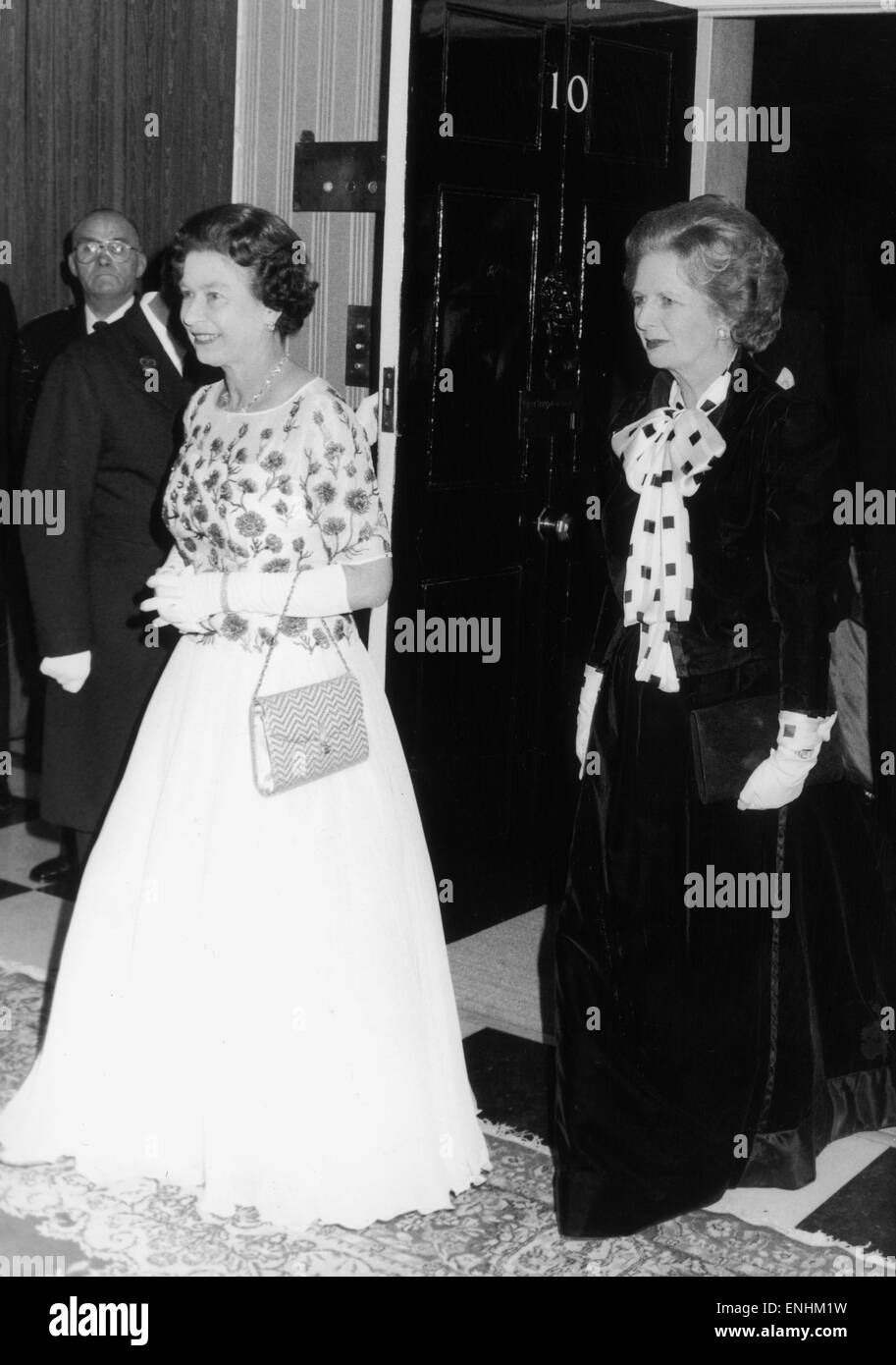 La regina è soddisfatta dal Primo Ministro Margaret Thatcher al numero 10 di Downing Street per una cena per celebrare il 250° anniversario del primo ministro britannico London residence. 4 Dicembre 1985 Foto Stock