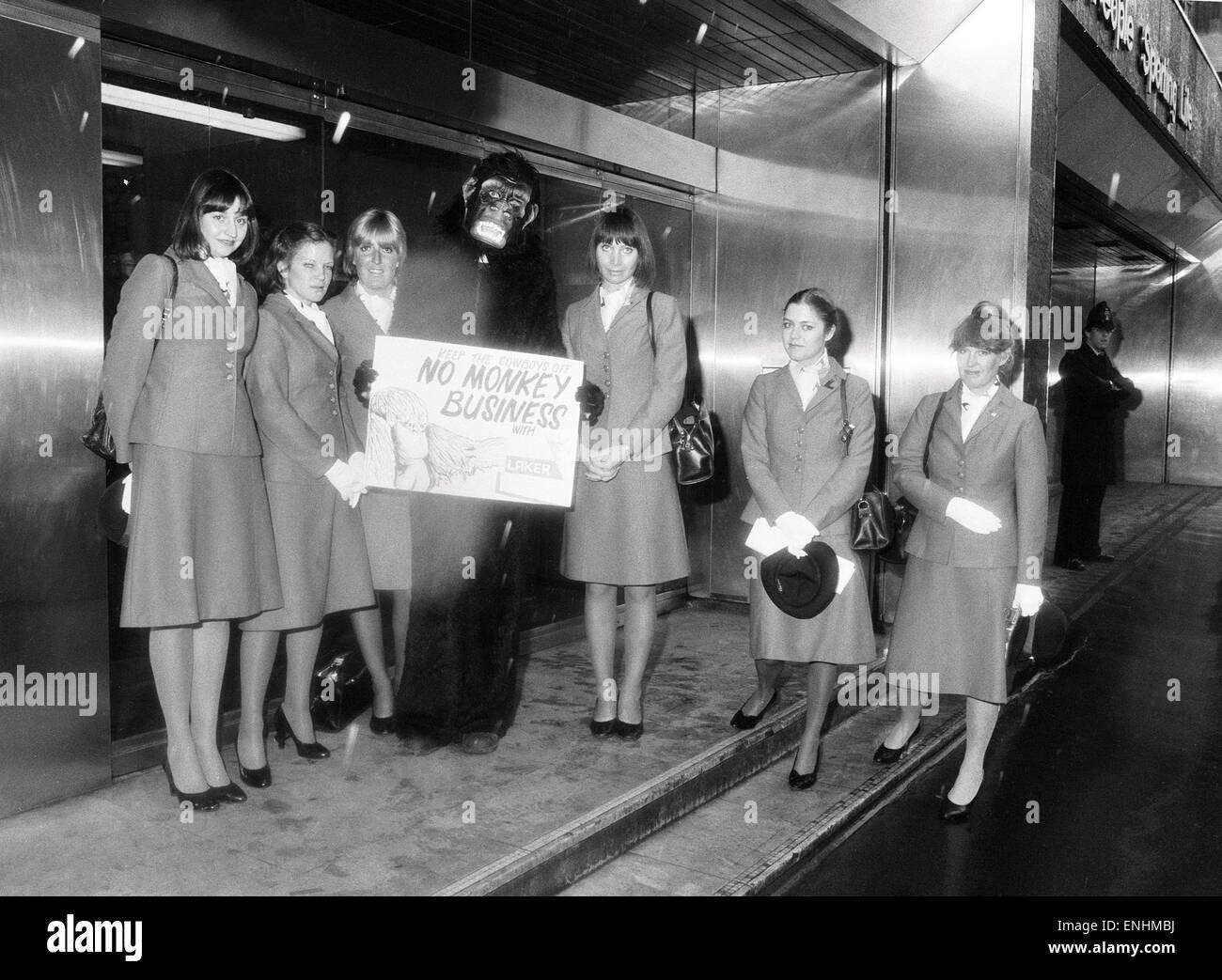 Il personale delle compagnie aeree da Laker Airways era a Londra con un uomo vestito come un ape per protestare contro l'arresto. 7 febbraio 1982. Foto Stock