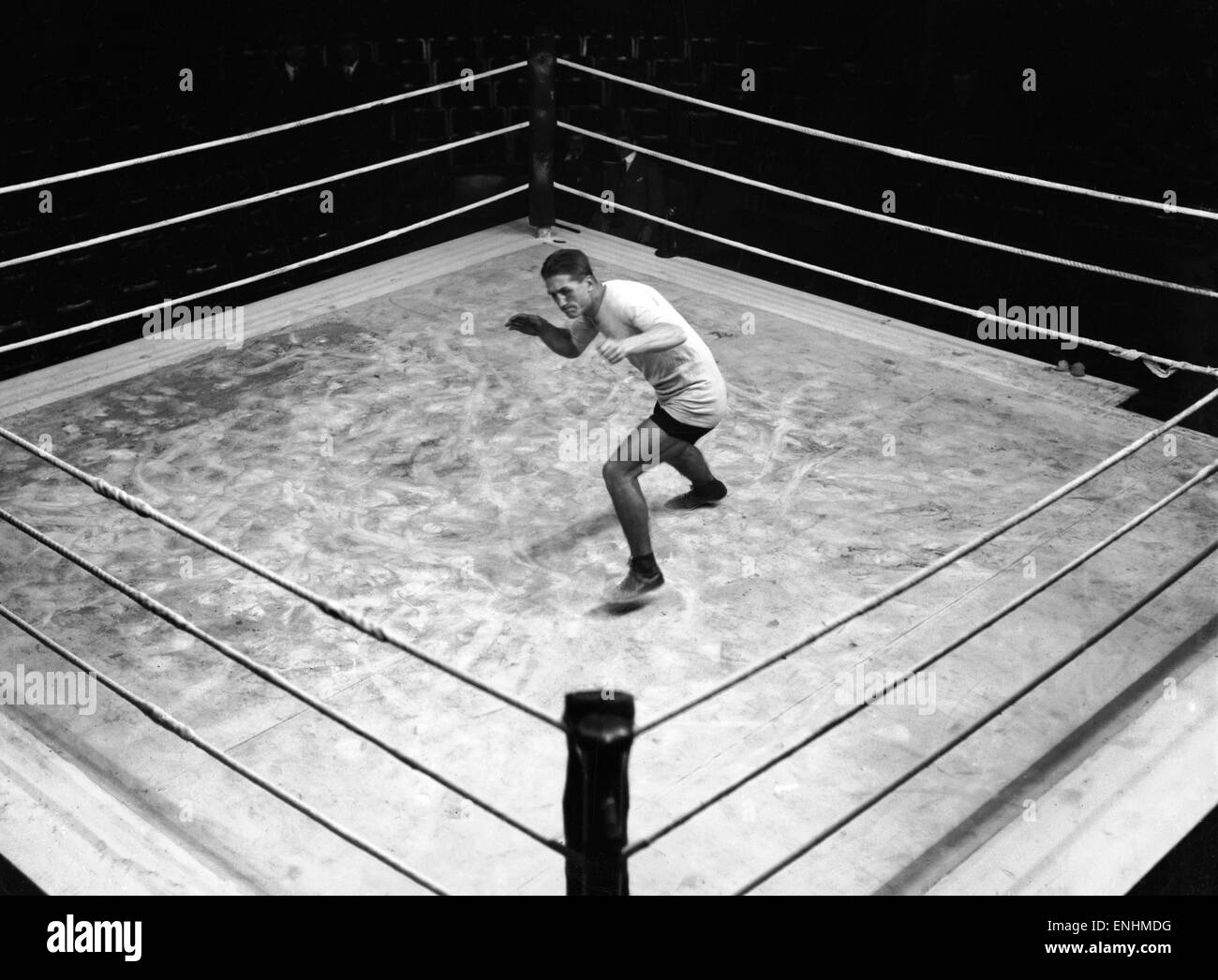 Alcune immagini possono venire come vicino a questo in epitomising Georges Carpentier come un boxer. L'anello, veramente appartenuta al grande francese. Novembre 1919 Foto Stock