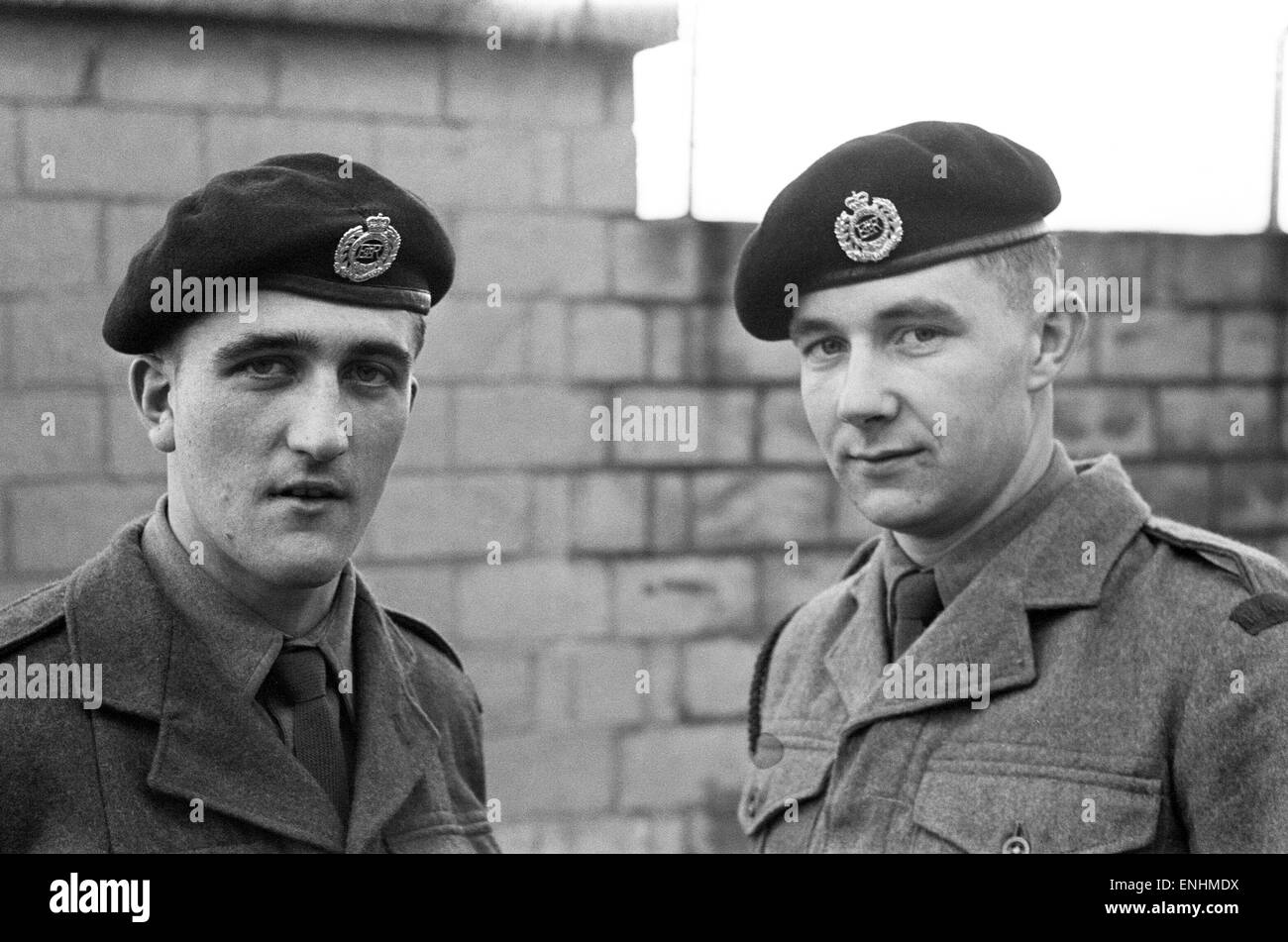 Due giovani soldati presso i Royal Engineers il reclutamento di regime in Giillingham nel Kent, 27 ottobre 1960. Foto Stock