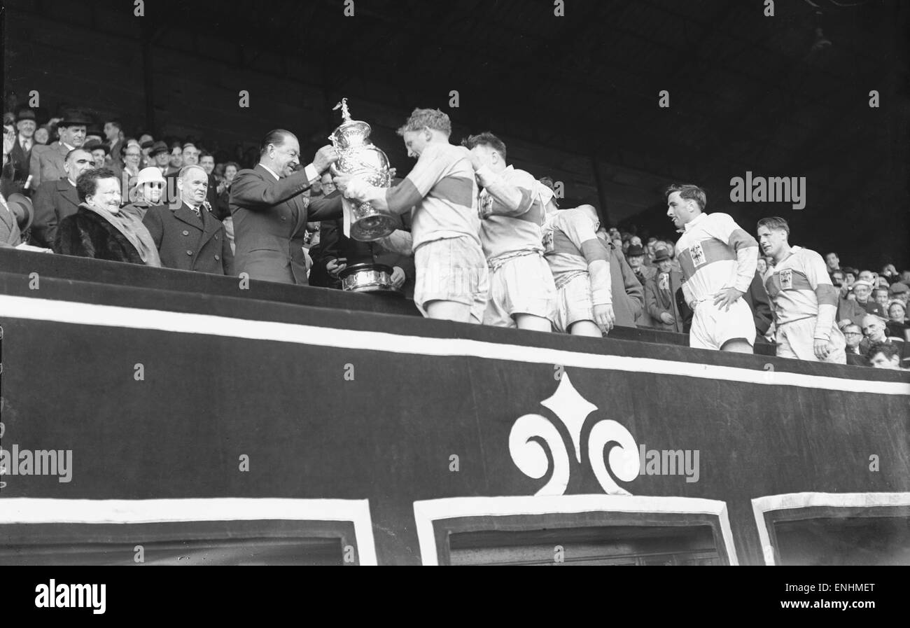 St Helens sono presentati con il trofeo dopo la loro 13 - 2 vittoria su Halifax nel Rugby League Cup finale a Wembley 28 Aprile 1956 Foto Stock