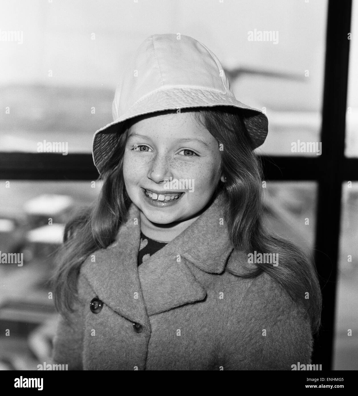 Lena Zavaroni, 10 anni, raffigurato all'Aeroporto di Londra Heathrow, per prendere il volo per Glasgow, marzo 1974. Foto Stock