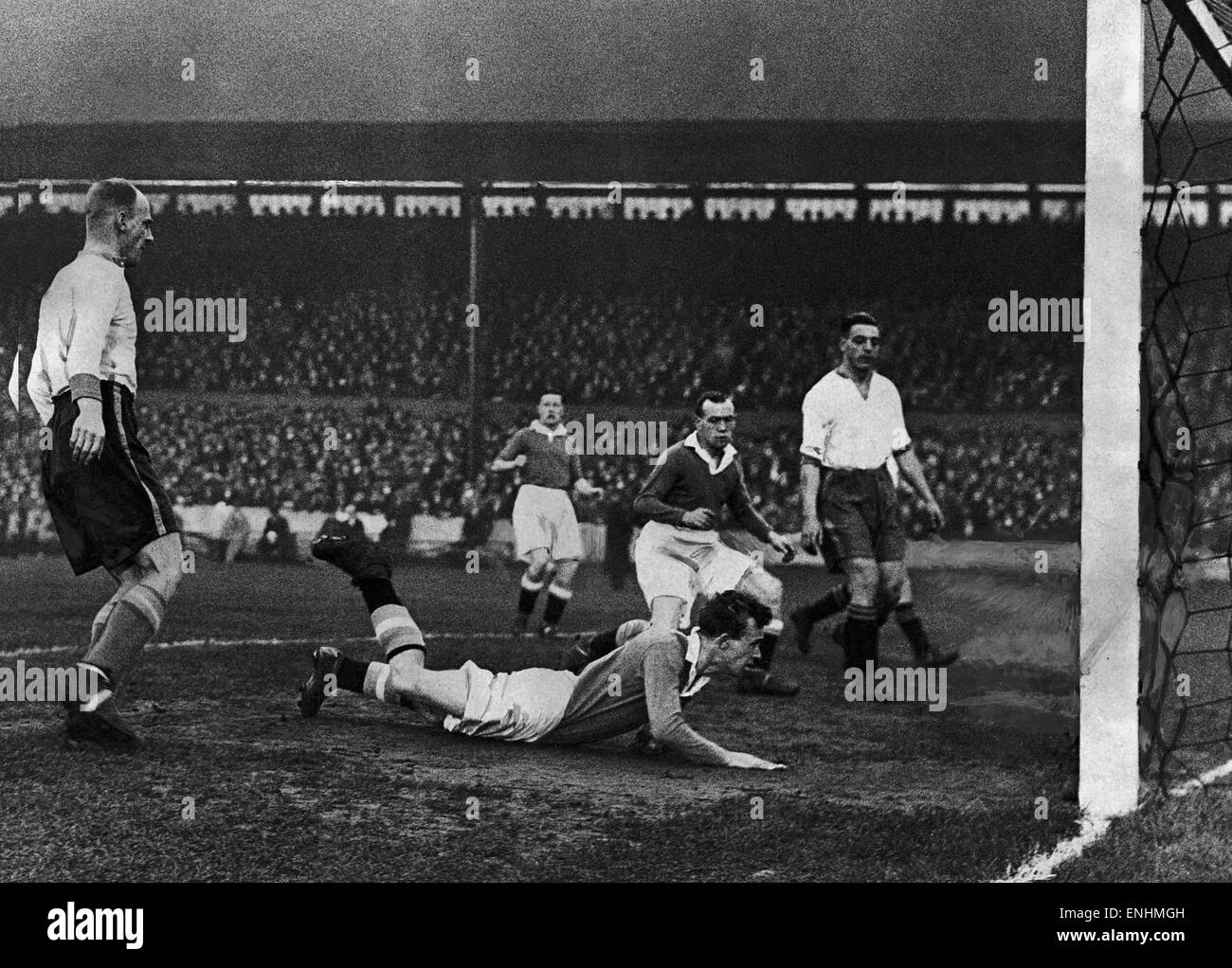 Azione durante il match tra Chelsea e Everton di estrema sinistra viene Warneford Cresswell di Everton. Circa 1930. Foto Stock