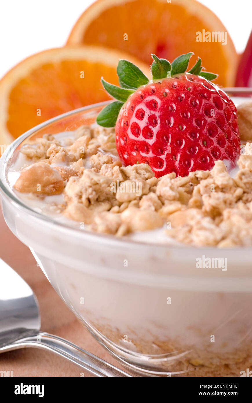 Muesli pasto con fragole fresche in una ciotola. Foto Stock