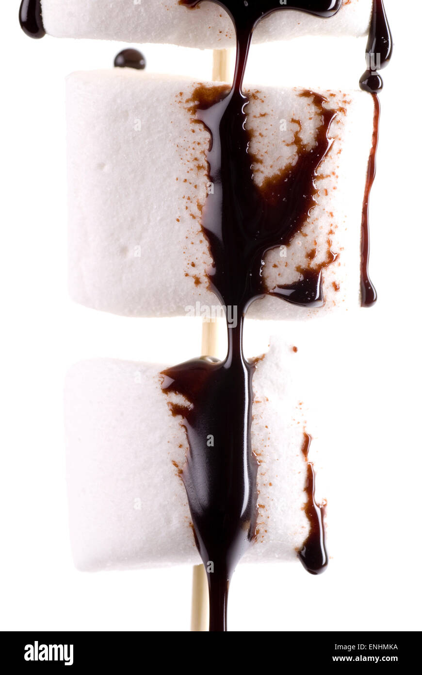 Marshmallows con salsa di cioccolato su un bastone di legno. Foto Stock