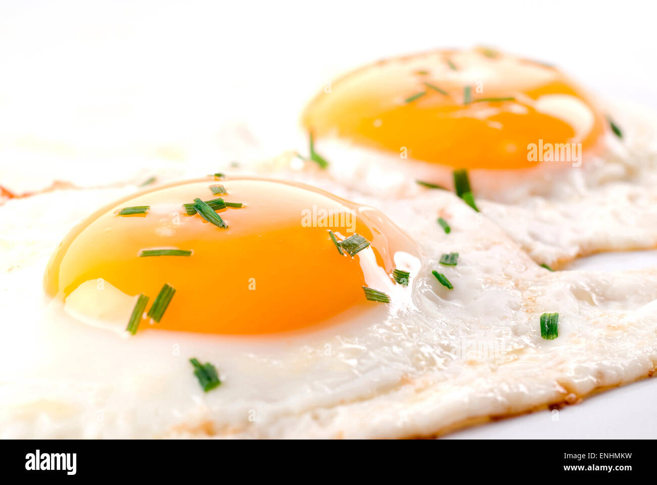Due uova fritte con erba cipollina sulla parte superiore. Foto Stock