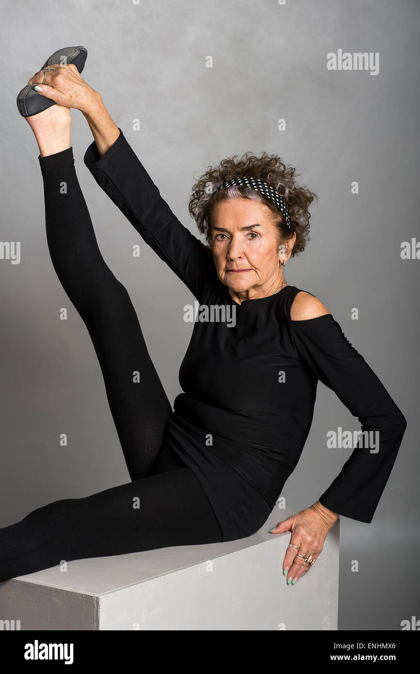 Ritratto in studio di 83 old guardando bene bianco ginnasta senior donna su sfondo grigio esercizio Foto Stock