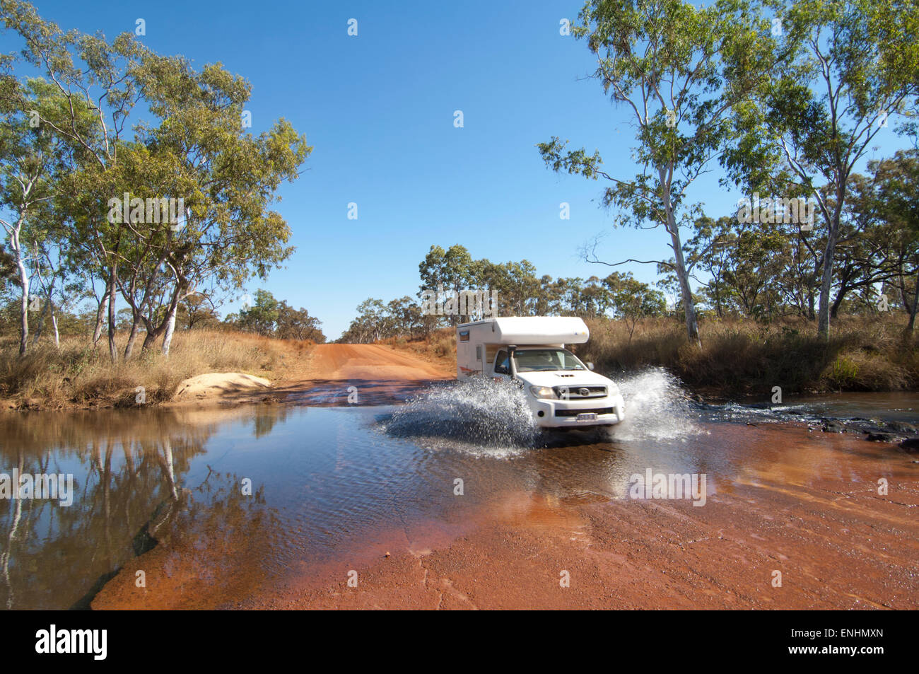 Camper che attraversa un fiume lungo la Gibb River Road, Kimberley, Outback, Australia occidentale, Australia Foto Stock