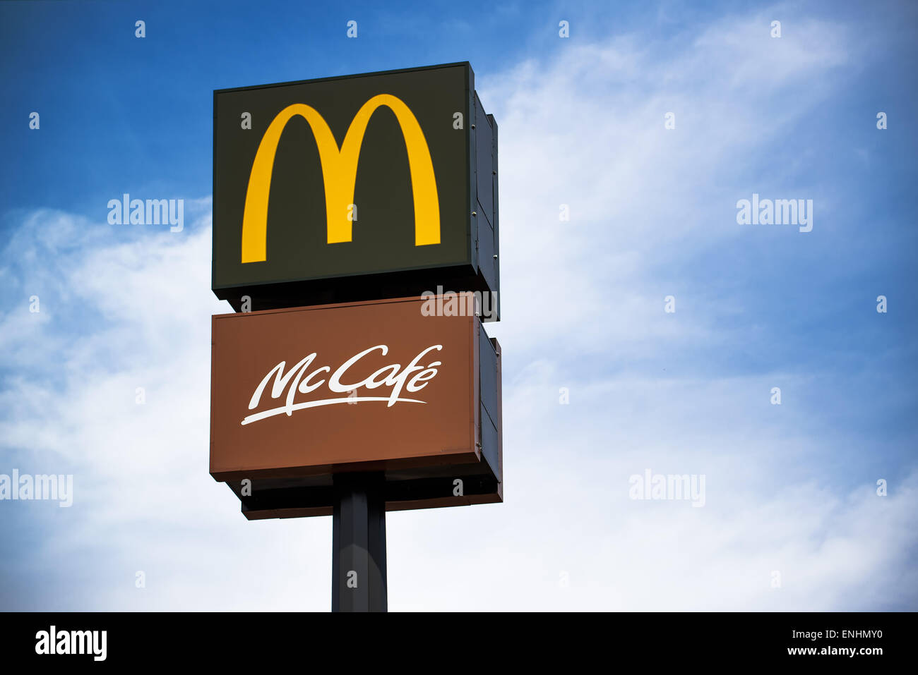 NOVI SAD SERBIA - 5 Maggio 2015: McDonalds e McCafe segni sul Post per contrassegnare un ristorante fast food. Illustartive redazione per McDo Foto Stock