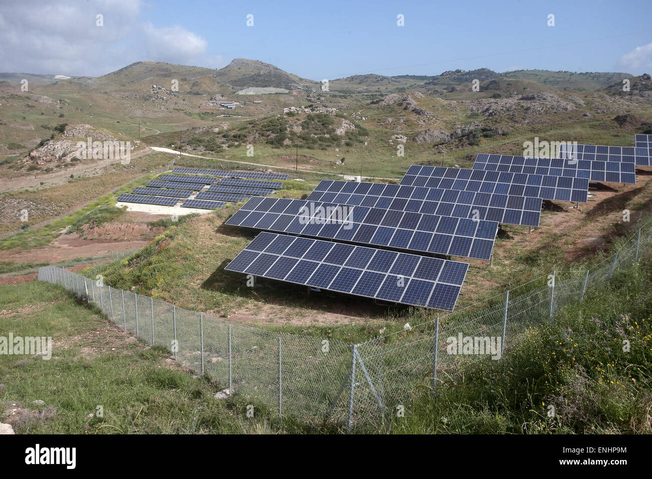 Pannelli solari in un campo su una collina, Cipro Foto Stock