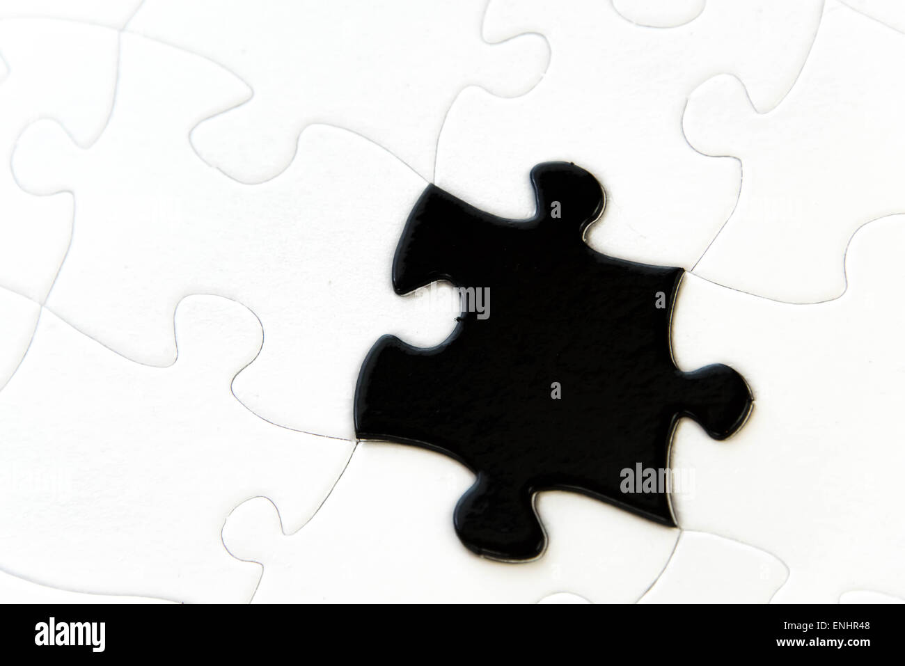 In bianco e nero i pezzi del puzzle in contrasto Foto Stock