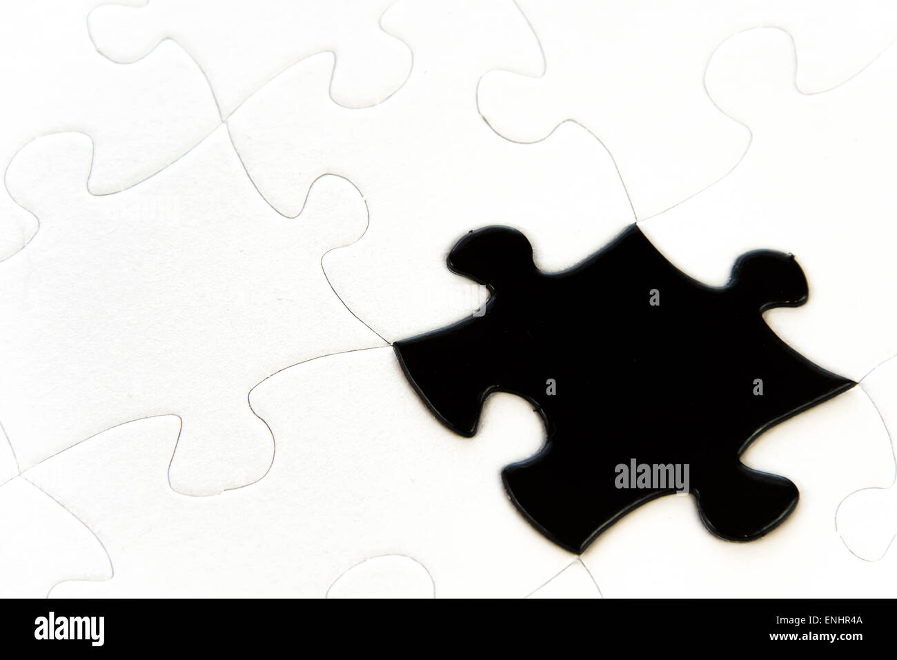 In bianco e nero i pezzi del puzzle in contrasto Foto Stock