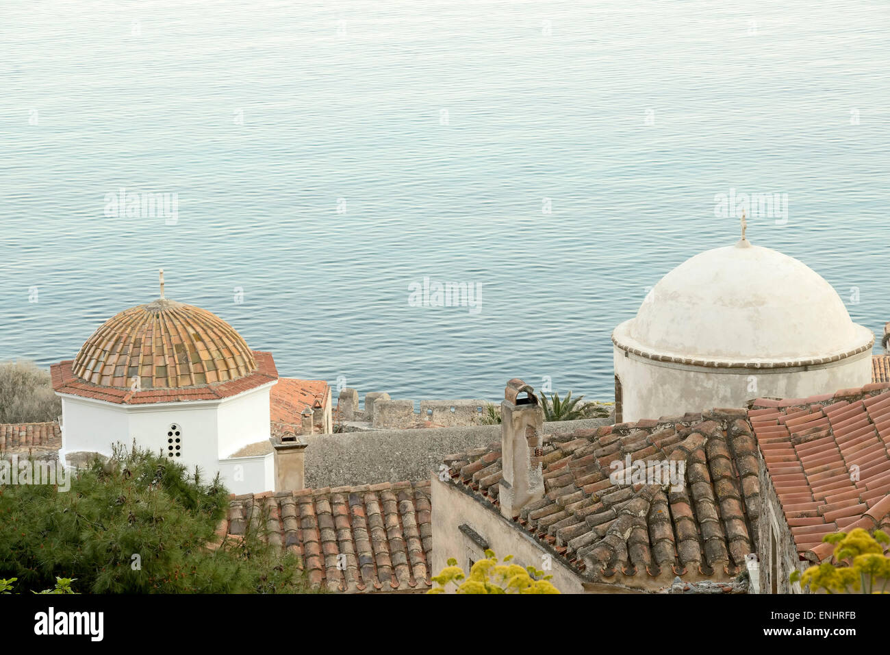 Le cupole di chiese bizantine in castello storico-città di Monemvasia Il sud della Grecia Foto Stock