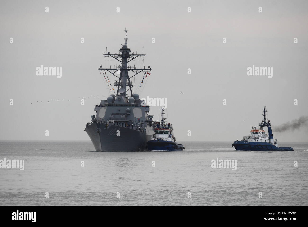 Gdynia, Polonia. Il 6 maggio, 2015. US Navy rocket destroyer USS Jason Dunham (DDG 109) va a Gdynia porta per breve visita. La nave è armata con SM-2 rucola e missili Tomahawk. La visita è una parte della conferma di noi gli impegni nel quadro dell'articolo 5 della NATO. Credito: Michal Fludra/Alamy Live News Foto Stock