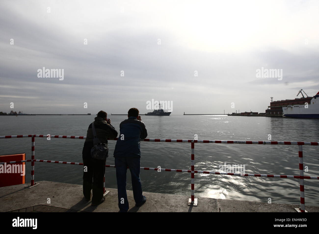 Gdynia, Polonia. Il 6 maggio, 2015. US Navy rocket destroyer USS Jason Dunham (DDG 109) va a Gdynia porta per breve visita. La nave è armata con SM-2 rucola e missili Tomahawk. La visita è una parte della conferma di noi gli impegni nel quadro dell'articolo 5 della NATO. Credito: Michal Fludra/Alamy Live News Foto Stock