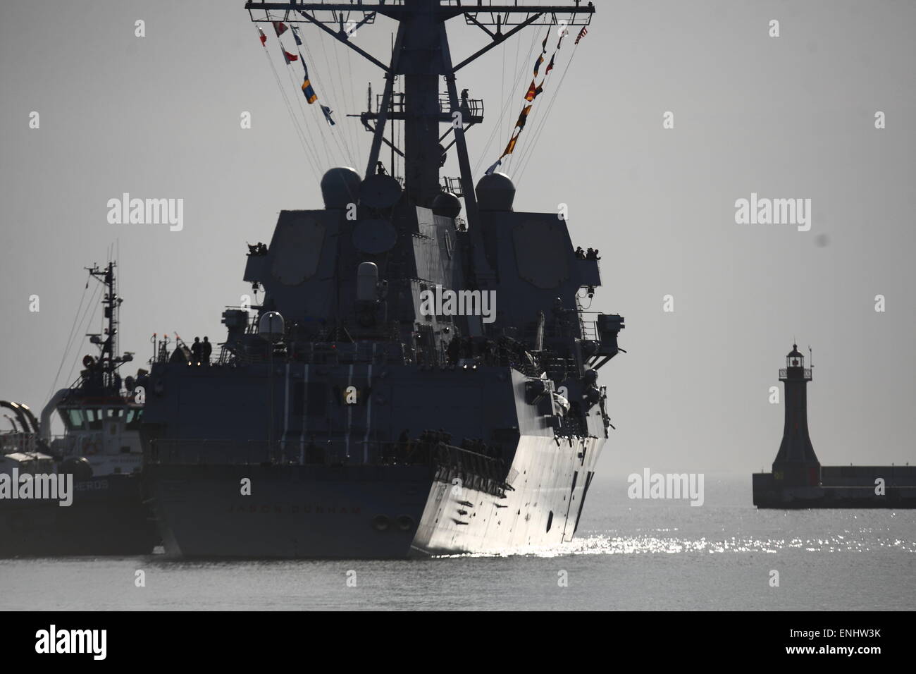 Gdynia, Polonia. Il 6 maggio, 2015. US Navy rocket destroyer USS Jason Dunham (DDG 109) va a Gdynia porta per breve visita. La nave è armata con SM-2 rucola e missili Tomahawk. La visita è una parte della conferma di noi gli impegni nel quadro dell'articolo 5 della NATO. Credito: Michal Fludra/Alamy Live News Foto Stock