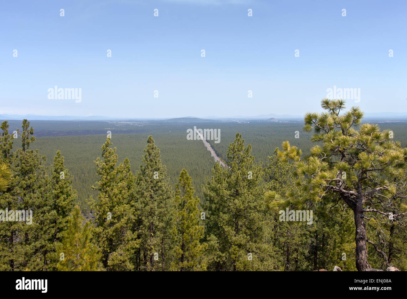 Vista nebuloso di route 97 nord in Oregon centrale da Lava Butte. Foto Stock