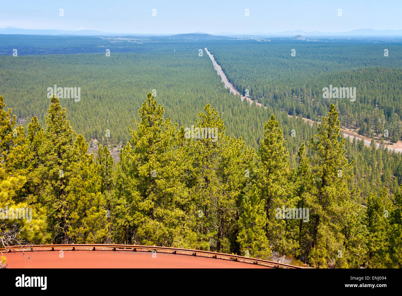 Vista nebuloso di route 97 nord in Oregon centrale da Lava Butte. Foto Stock
