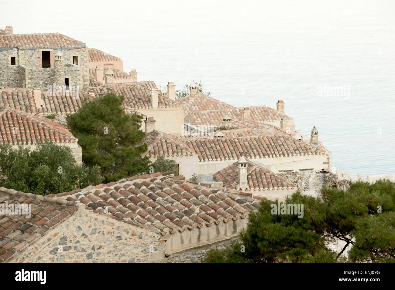 Il tetto di tegole di alcune vecchie case nel castello storico-città di Monemvasia, Grecia Foto Stock