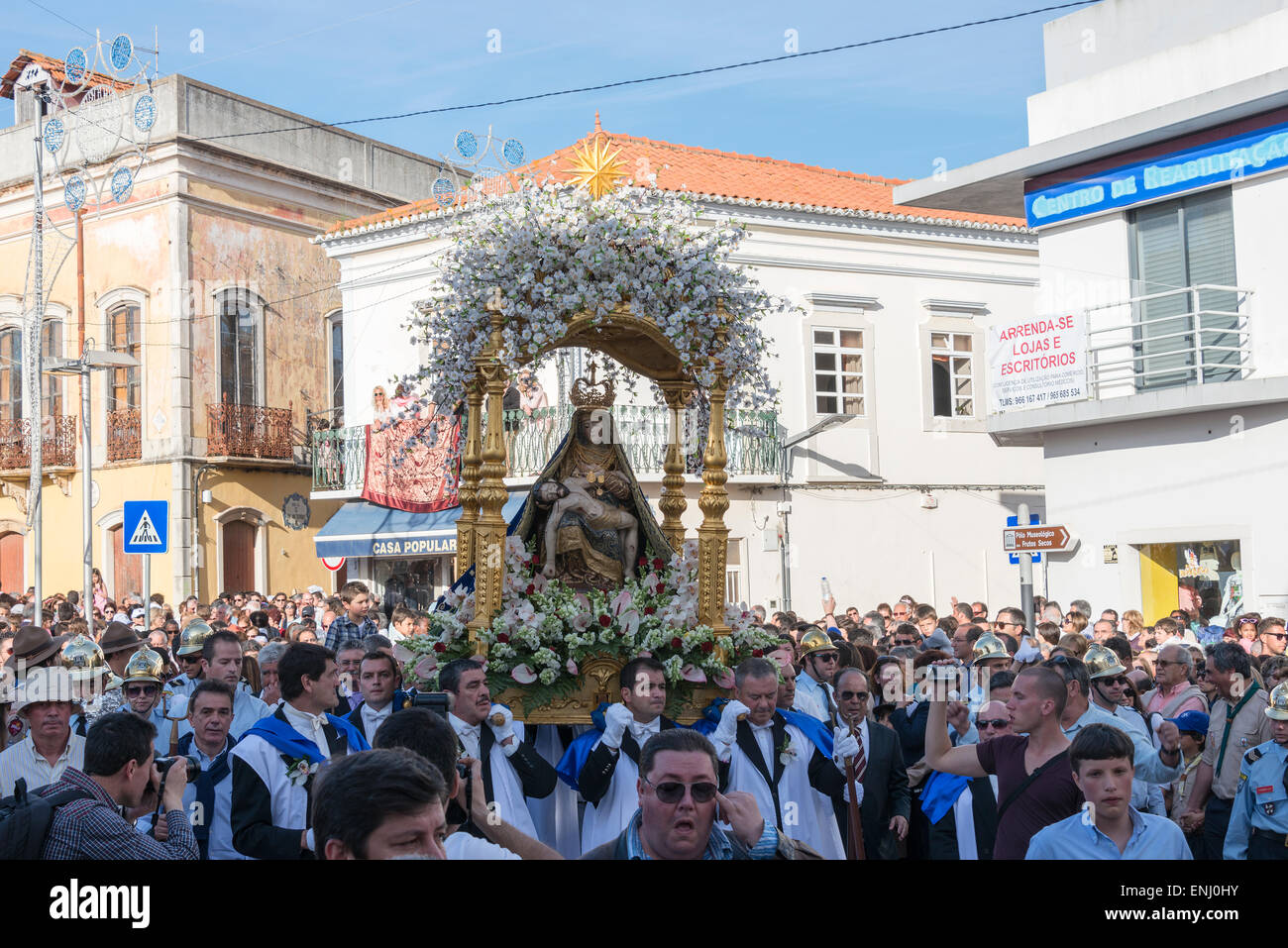 LOULE,PORTOGALLO-APRILE19, 2015: uomo stanno portando i 600 kg pesanti statua della Santa Maria alla Chiesa di Loule il 19 aprile 2015 Foto Stock