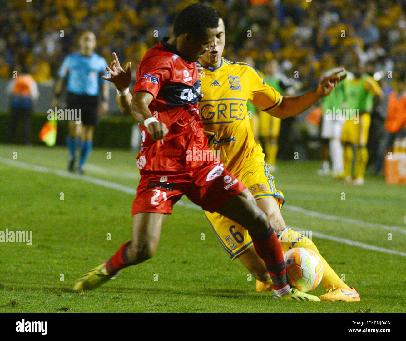 Monterrey, Messico. Il 5 maggio, 2015. Jorge Torres Nilo (R) del Messico Tigres del sistema VIES per la palla durante una partita contro la Bolivia il Universitario de Sucre a Coppa Libertadores 2015, nella città di Monterrey, Messico, il 5 maggio 2015. © Juan Carlos Perez/NOTIMEX/Xinhua/Alamy Live News Foto Stock