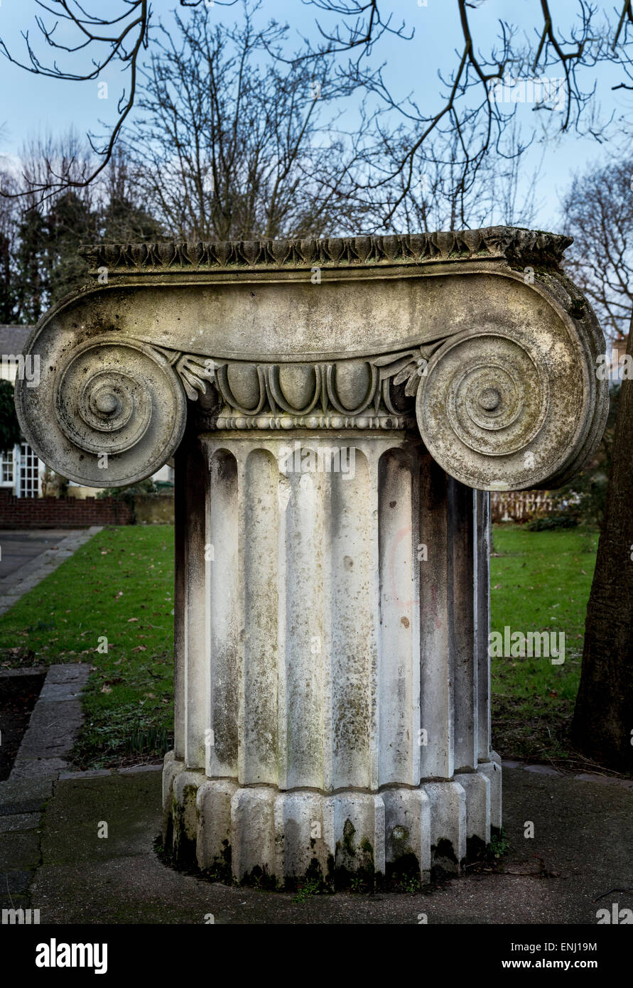 Parte di una vecchia colonna in strada. Preso in Walthamstow,Londra. Foto Stock