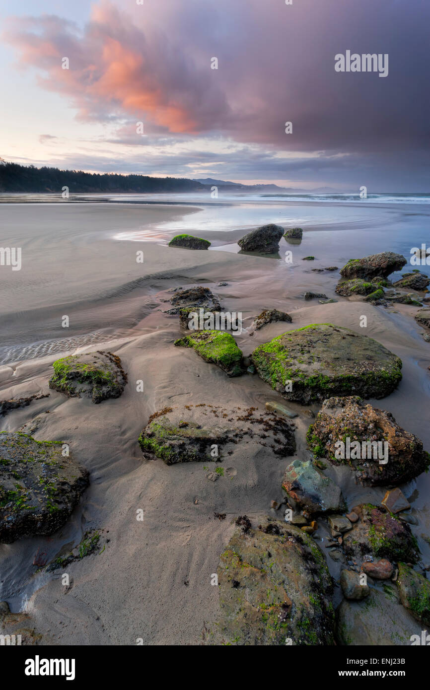 Linee che conducono alle rocce sulla spiaggia. Foto Stock