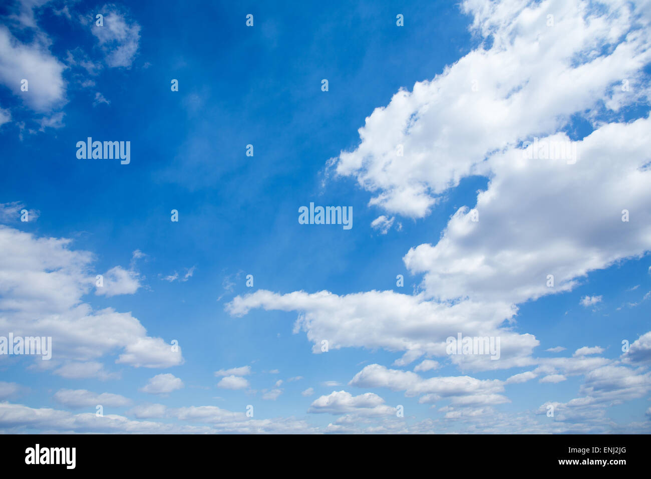 Cielo azzurro sfondo con le nuvole Foto Stock