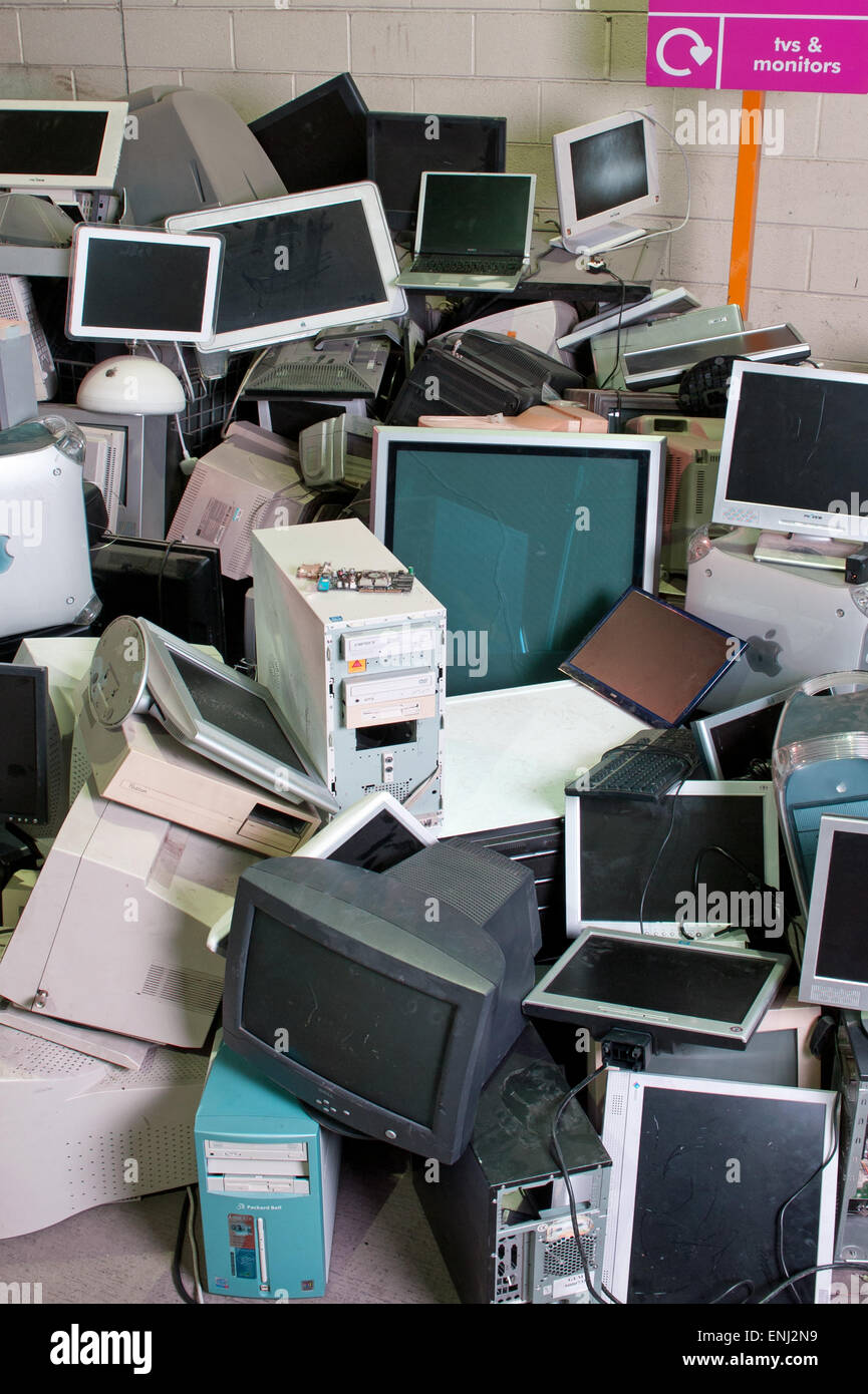 Scartati i computer in un palo a discarica Foto Stock